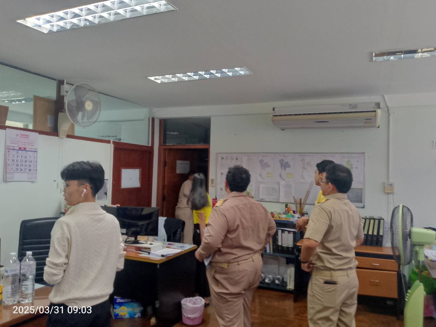 ทีม วิศวกรของ สำนักจัดการแผนที่และสารบบที่ดิน ร่วมตรวจสอบอาคารสำนักงานหลังจากเกิดแผ่นดินไหว เมื่อวันที่ 28 มีนาคม 2568