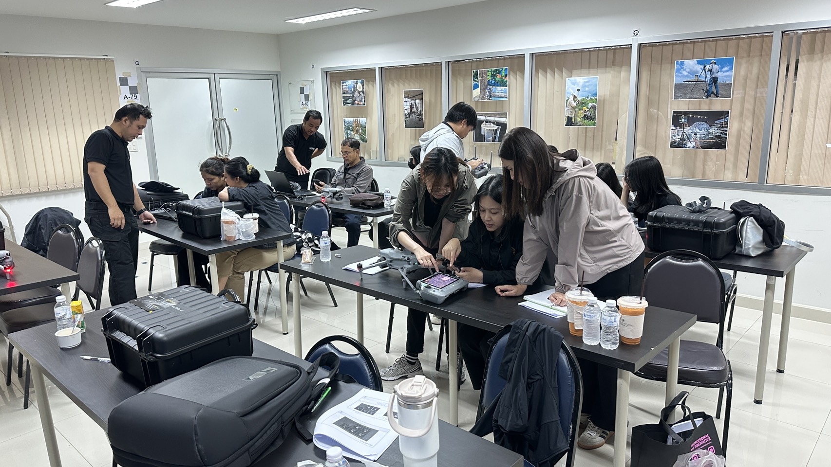 สำนักจัดการแผนที่และสารบบที่ดินจัดให้มีการฝึกอบรมการใช้งานอากาศยานไร้คนขับแก่บุคลากรที่เกี่ยวข้องเพื่อพัฒนาความรู้ความสามารถความชำนาญ ในการปฎิบัติภารกิจงานสนับสนุน วันที่ 9-10 มีนาคม 2569 