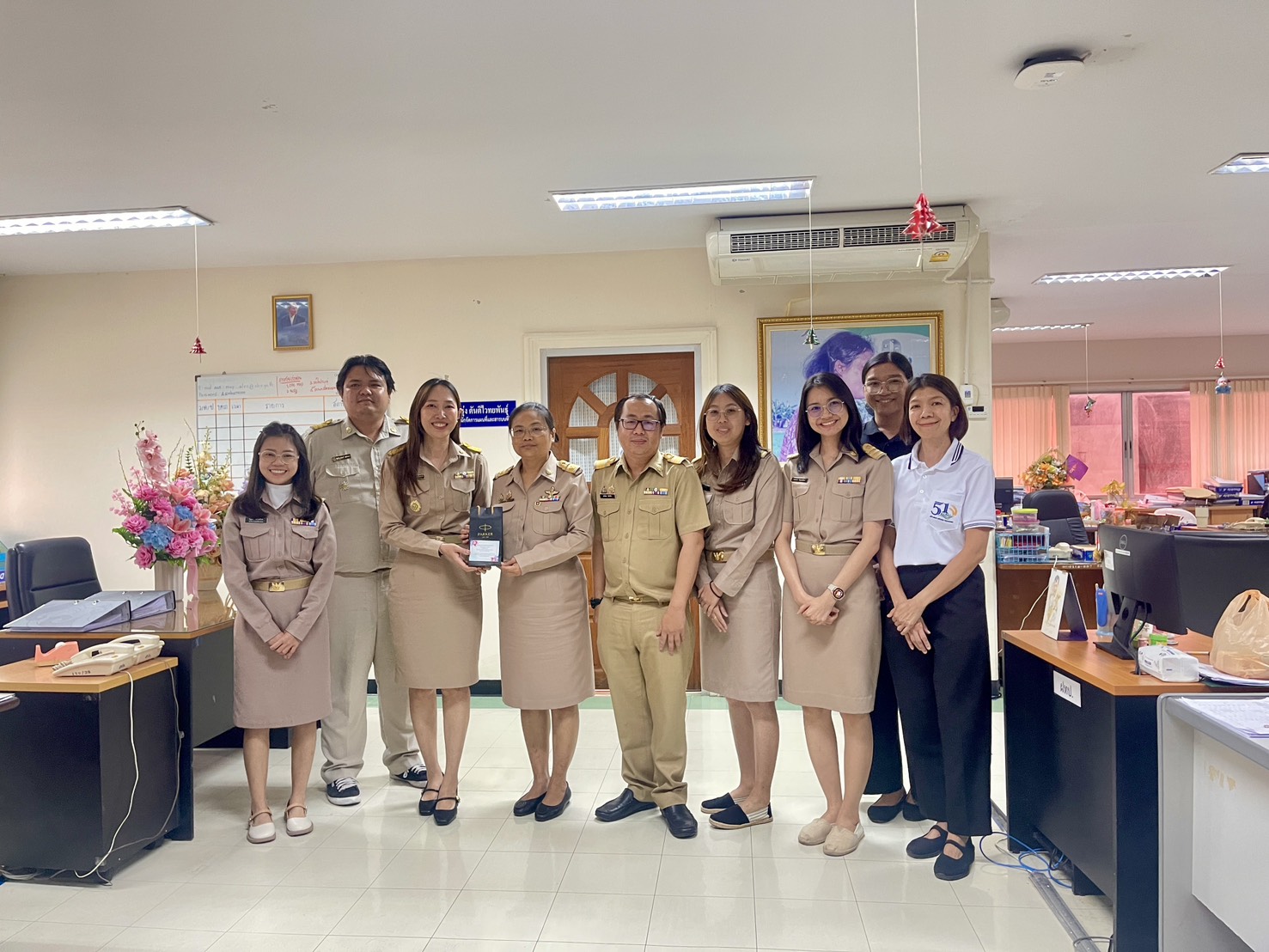 title - สำนักจัดการแผนที่และสารบบที่ดิน(สผส) ร่วมแสดงความยินดี ผู้อำนวยการสำนักจัดการแผนที่และสารบบที่ดิน นำโดย นายชาญณรงค์ ชุจันทร์ ผู้อำนวยการกลุ่มแผนที่พร้อมด้วย ผอ.กลุ่ม/ฝ่ายและเจ้าหน้าที่ ร่วมแสดงความยินดีและต้อนรับ นางดาวรุ่ง ตันติไวทยพันธุ์ ผู้อำนวยการสำนักจัดการแผนที่และสารบบที่ดิน ที่เข้ารับตำเเหน่ง ณ สำนักจัดการแผนที่เเละสารบบที่ดิน สำนักวานการปฎิรูปที่ดินเพื่อเกษตรกรรม ถนน ประดิพัทธ์ กรุงเทพ ในวันที่ 16 มีนาคม 2569