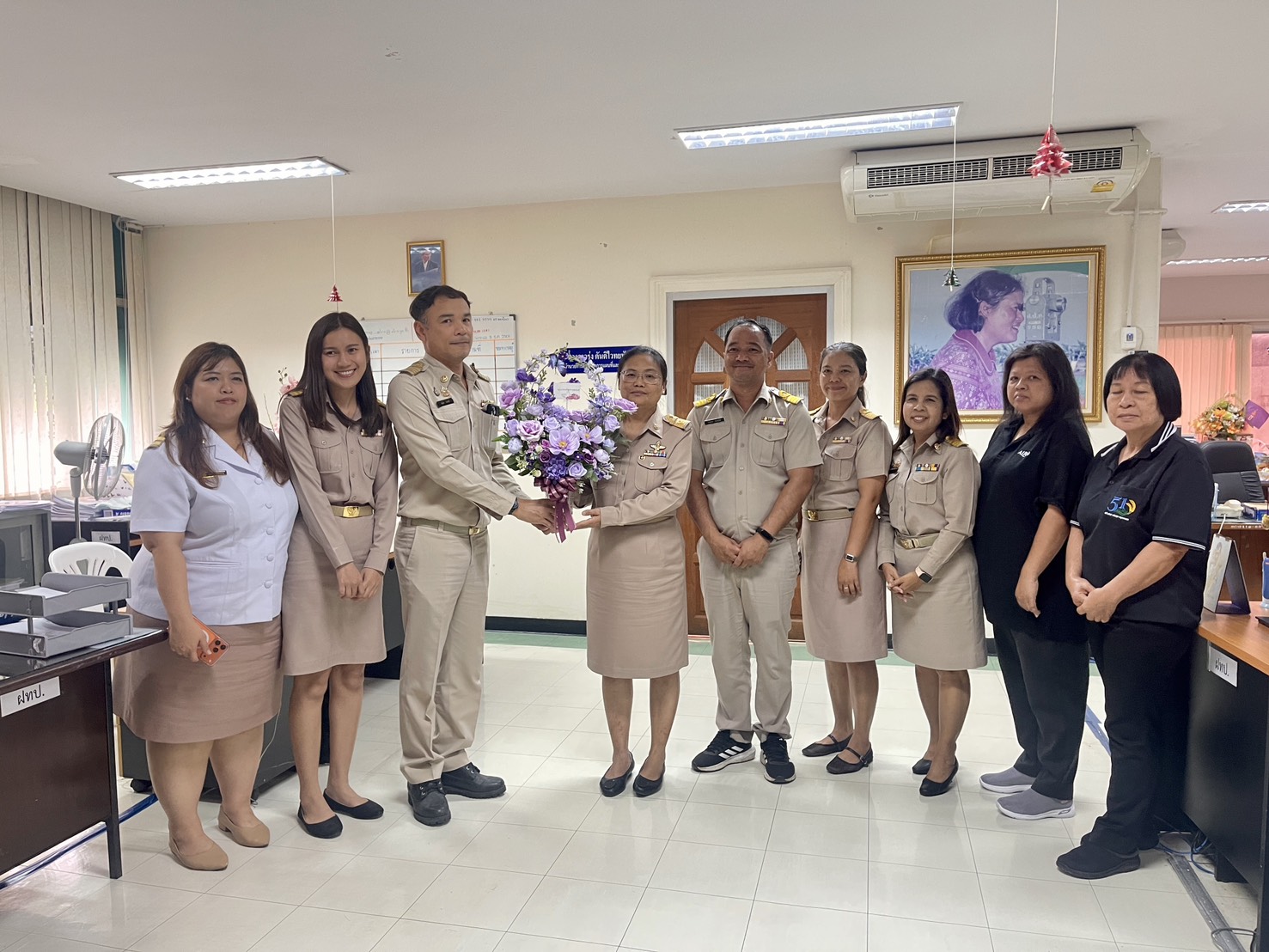 title - สำนักจัดการแผนที่และสารบบที่ดิน(สผส) ร่วมแสดงความยินดี ผู้อำนวยการสำนักจัดการแผนที่และสารบบที่ดิน นำโดย นายชาญณรงค์ ชุจันทร์ ผู้อำนวยการกลุ่มแผนที่พร้อมด้วย ผอ.กลุ่ม/ฝ่ายและเจ้าหน้าที่ ร่วมแสดงความยินดีและต้อนรับ นางดาวรุ่ง ตันติไวทยพันธุ์ ผู้อำนวยการสำนักจัดการแผนที่และสารบบที่ดิน ที่เข้ารับตำเเหน่ง ณ สำนักจัดการแผนที่เเละสารบบที่ดิน สำนักวานการปฎิรูปที่ดินเพื่อเกษตรกรรม ถนน ประดิพัทธ์ กรุงเทพ ในวันที่ 16 มีนาคม 2569