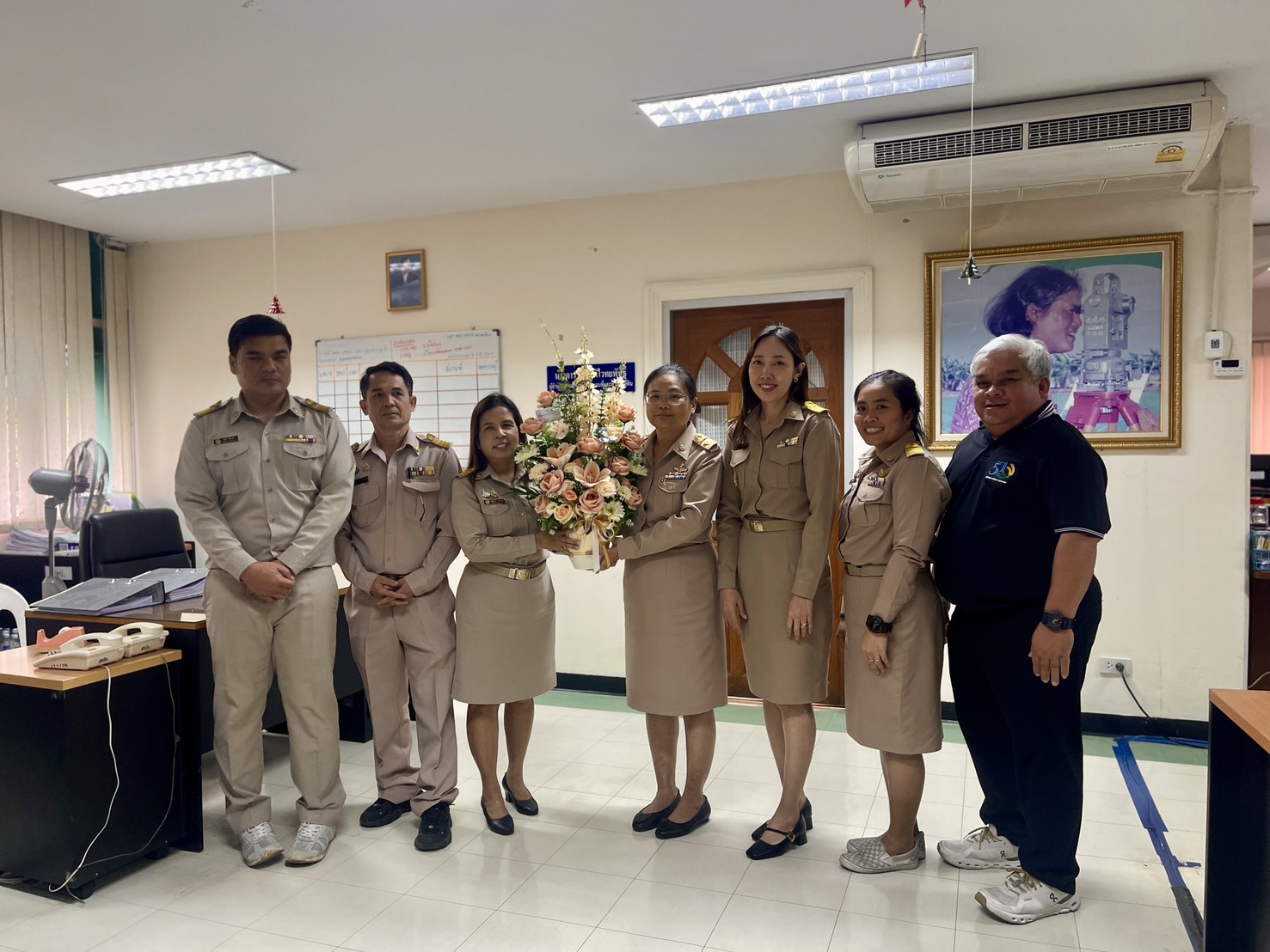 title - สำนักจัดการแผนที่และสารบบที่ดิน(สผส) ร่วมแสดงความยินดี ผู้อำนวยการสำนักจัดการแผนที่และสารบบที่ดิน นำโดย นายชาญณรงค์ ชุจันทร์ ผู้อำนวยการกลุ่มแผนที่พร้อมด้วย ผอ.กลุ่ม/ฝ่ายและเจ้าหน้าที่ ร่วมแสดงความยินดีและต้อนรับ นางดาวรุ่ง ตันติไวทยพันธุ์ ผู้อำนวยการสำนักจัดการแผนที่และสารบบที่ดิน ที่เข้ารับตำเเหน่ง ณ สำนักจัดการแผนที่เเละสารบบที่ดิน สำนักวานการปฎิรูปที่ดินเพื่อเกษตรกรรม ถนน ประดิพัทธ์ กรุงเทพ ในวันที่ 16 มีนาคม 2569