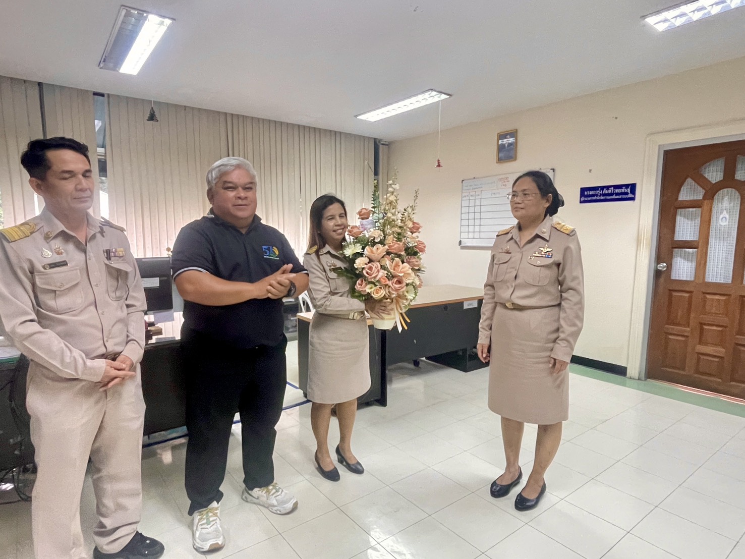 title - สำนักจัดการแผนที่และสารบบที่ดิน(สผส) ร่วมแสดงความยินดี ผู้อำนวยการสำนักจัดการแผนที่และสารบบที่ดิน นำโดย นายชาญณรงค์ ชุจันทร์ ผู้อำนวยการกลุ่มแผนที่พร้อมด้วย ผอ.กลุ่ม/ฝ่ายและเจ้าหน้าที่ ร่วมแสดงความยินดีและต้อนรับ นางดาวรุ่ง ตันติไวทยพันธุ์ ผู้อำนวยการสำนักจัดการแผนที่และสารบบที่ดิน ที่เข้ารับตำเเหน่ง ณ สำนักจัดการแผนที่เเละสารบบที่ดิน สำนักวานการปฎิรูปที่ดินเพื่อเกษตรกรรม ถนน ประดิพัทธ์ กรุงเทพ ในวันที่ 16 มีนาคม 2569