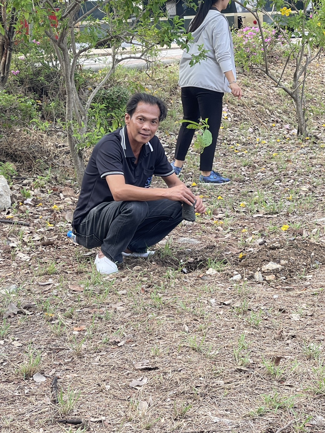 title - นางดาวรุ่ง ตันติไวทยาพันธุ์ ผู้อำนวยการสำนักจัดการแผนที่และสารบบที่ดิน ร่วมงานกิจกรรมวันต้นไม้ประจำปีของชาติ พ.ศ. 2569 วันที่ 5 มิถุนายน 2569 ณ.ศูนย์ส่งเสริมและพัฒนาอาชีพนอกภาคเกษตร อำเภอบางไทร  จังหวัดพระนครศรีอยุธยา