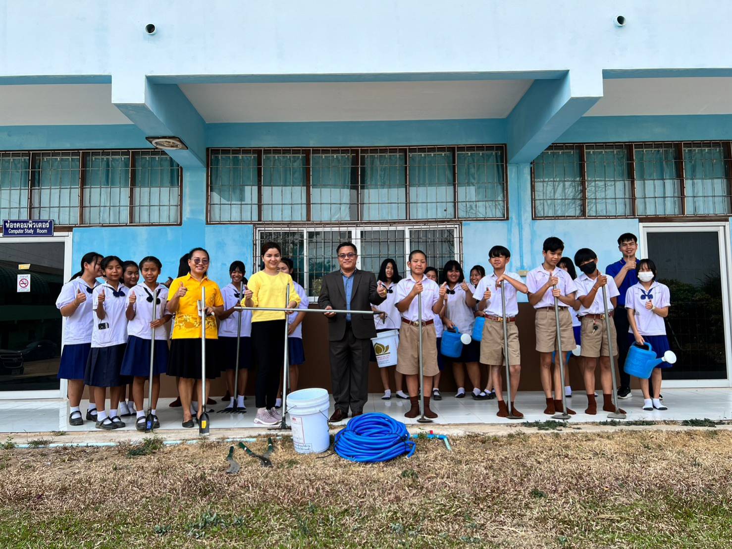 มอบปัจจัยการเกษตร โรงเรียนในเขตปฏิรูปที่ดินจังหวัดมุกดาหาร 
