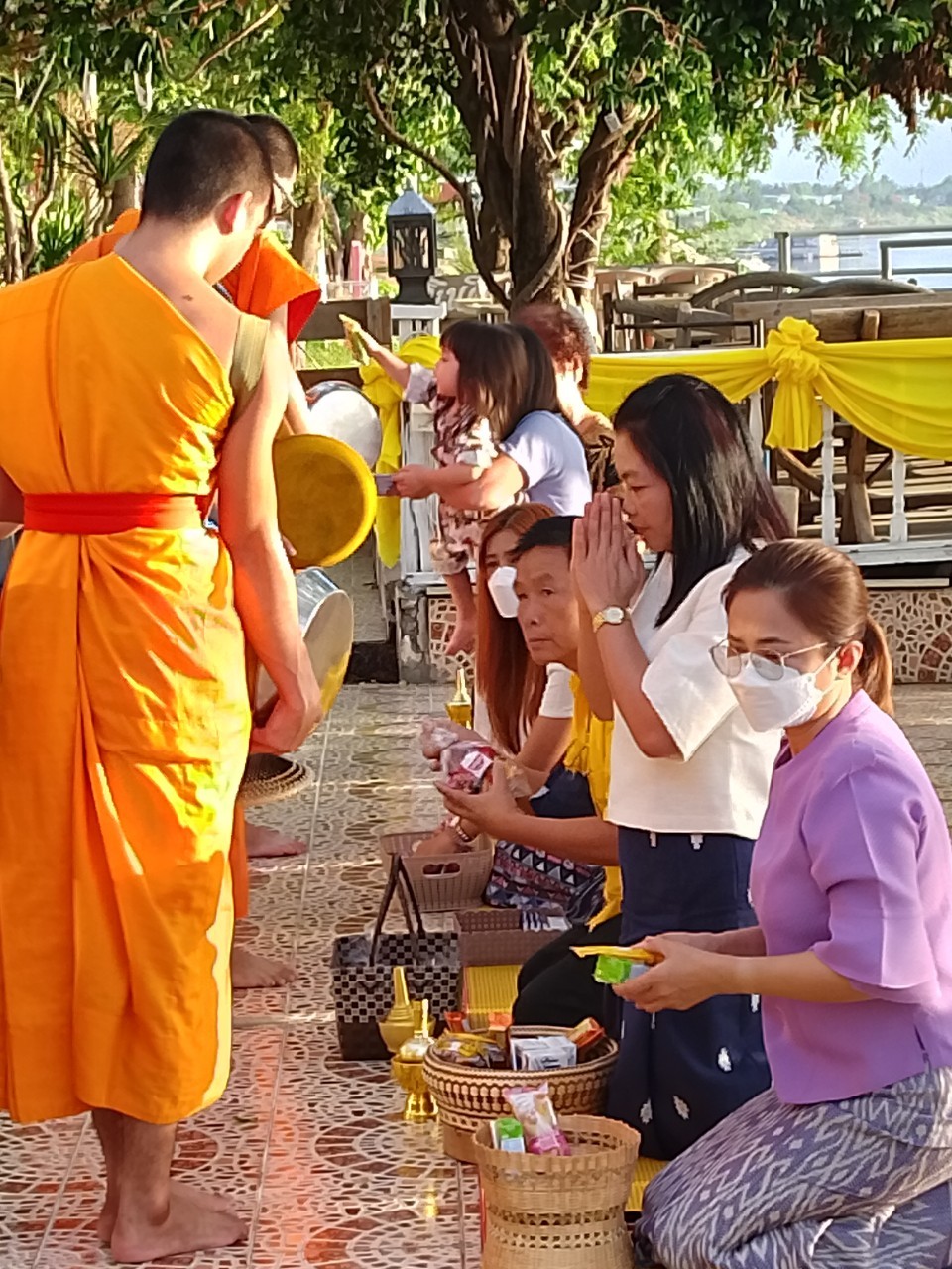  ร่วมพิธีทำบุญตักบาตร