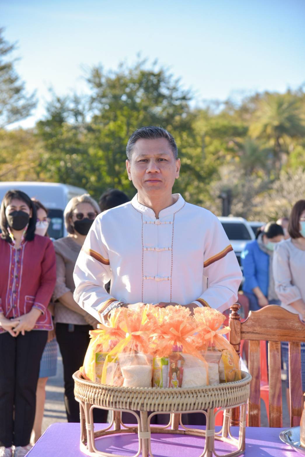 ร่วมพิธีทำบุญตักบาตร 