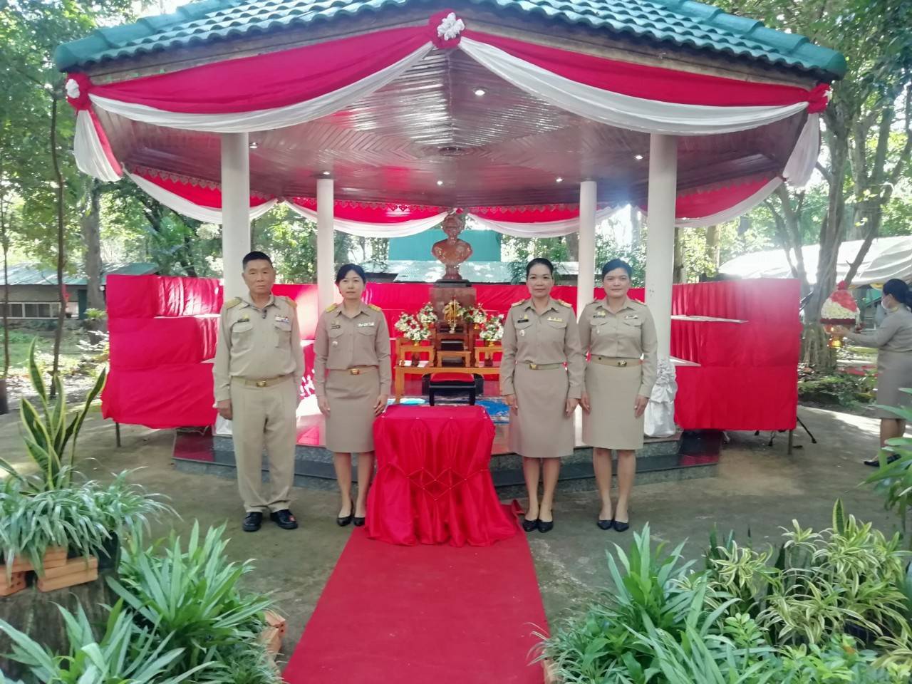 ร่วมพิธีเนื่องในวันคล้ายวันพระราชสมภพสมเด็จพระศรีนครินทราบรมราชชนนี 