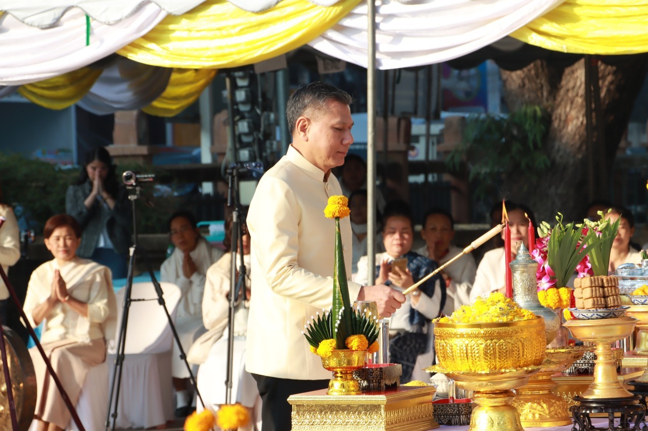  ร่วมพิธีบวงสรวงสิ่งศักดิ์สิทธิ์ เนื่องในงานกาชาดและงานของดี จังหวัดมุกดาหาร ประจำปี 2568 