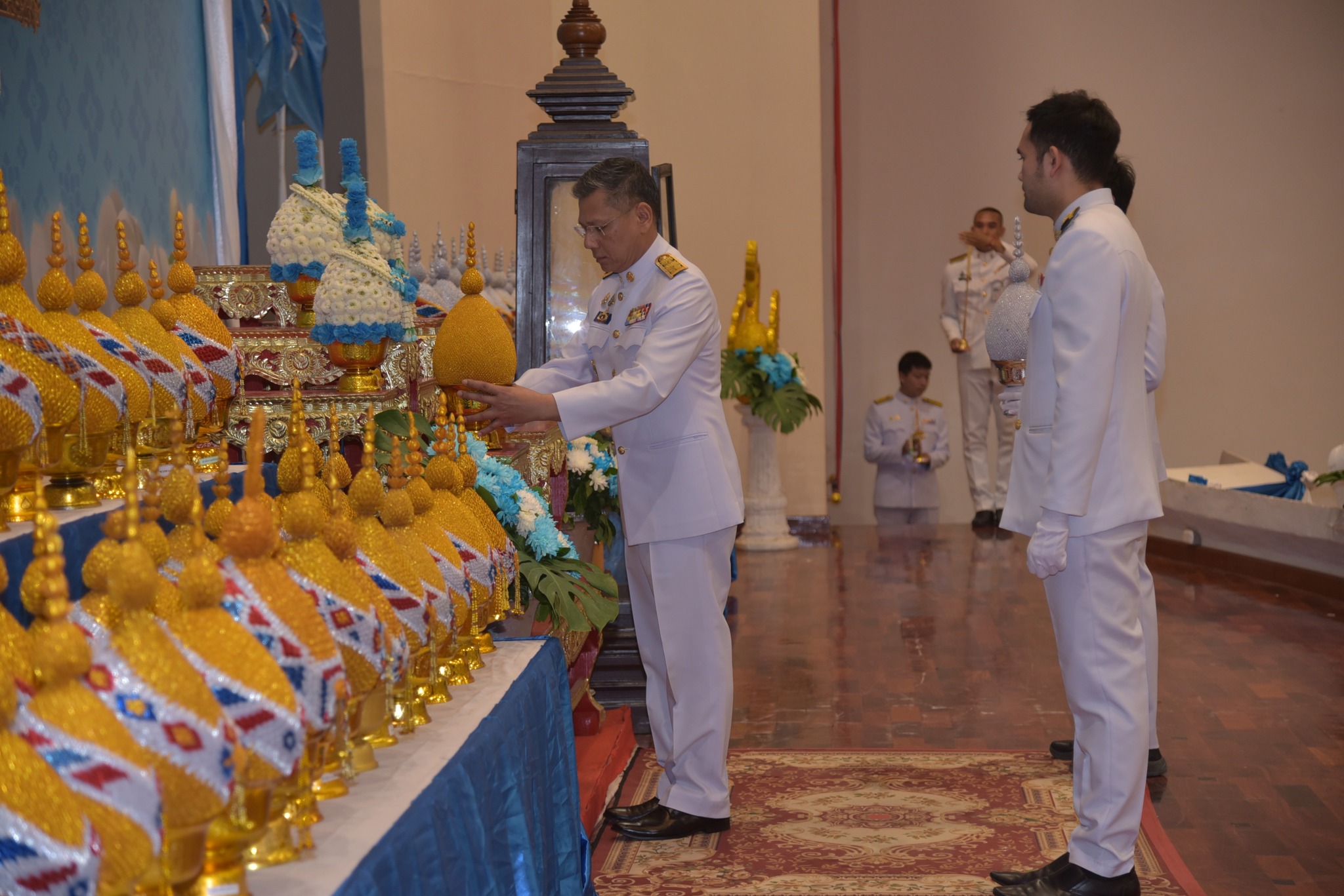 ร่วมพิธีถวายเครื่องราชสักการะ วางพานพุ่ม และพิธีจุดเทียนถวายพระพรชัยมงคล 