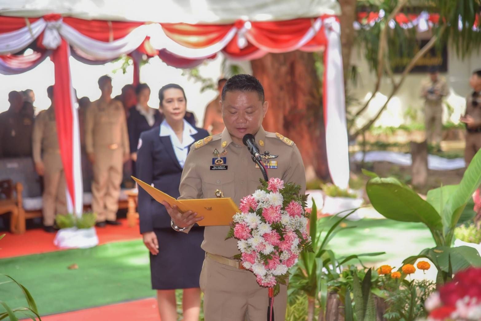 ร่วมพิธีวางพุ่มดอกไม้สดเนื่องในวันคล้ายวันพระราชสมภพสมเด็จพระศรีนครินทราบรมราชชนนี