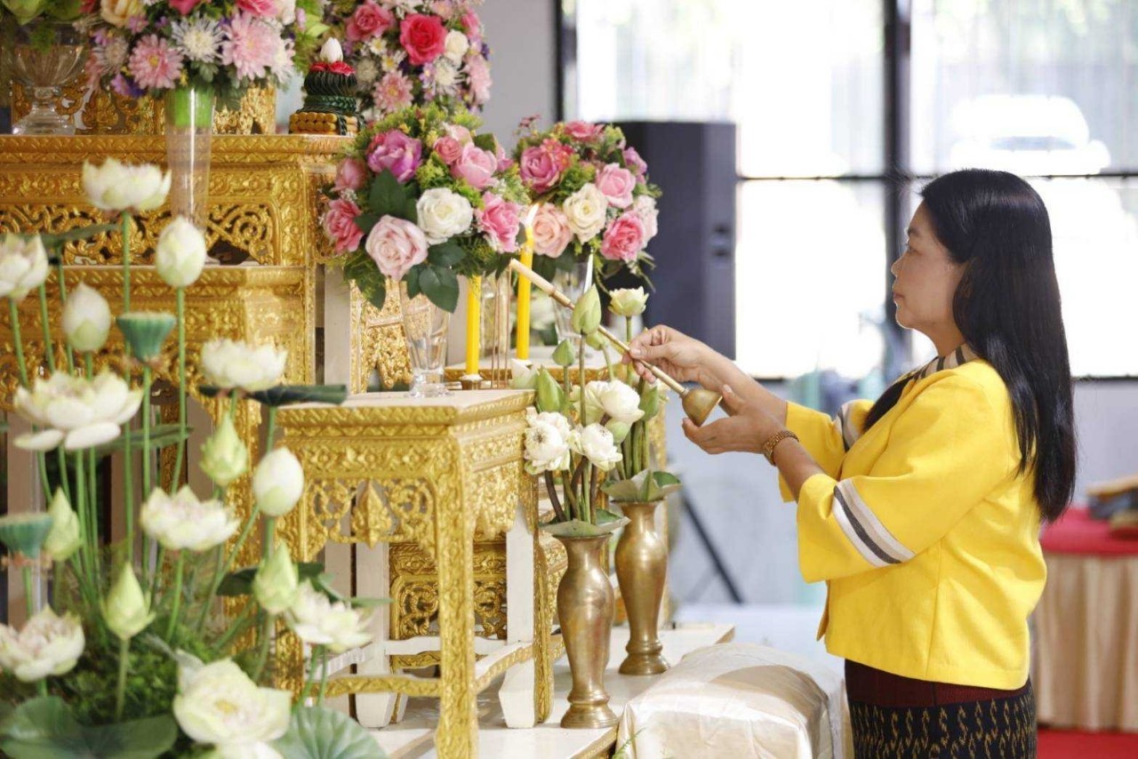 ร่วมพิธีตักบาตรข้าวสาร อาหารแห้ง 