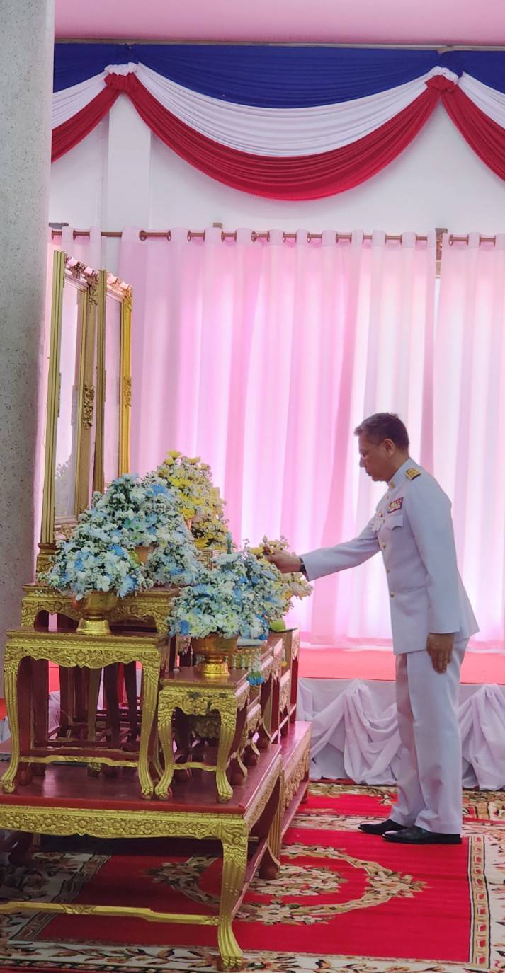 ร่วมพิธีเจริญพระพุทธมนต์และพิธีทำบุญตักบาตรเป็นพระราชกุศล