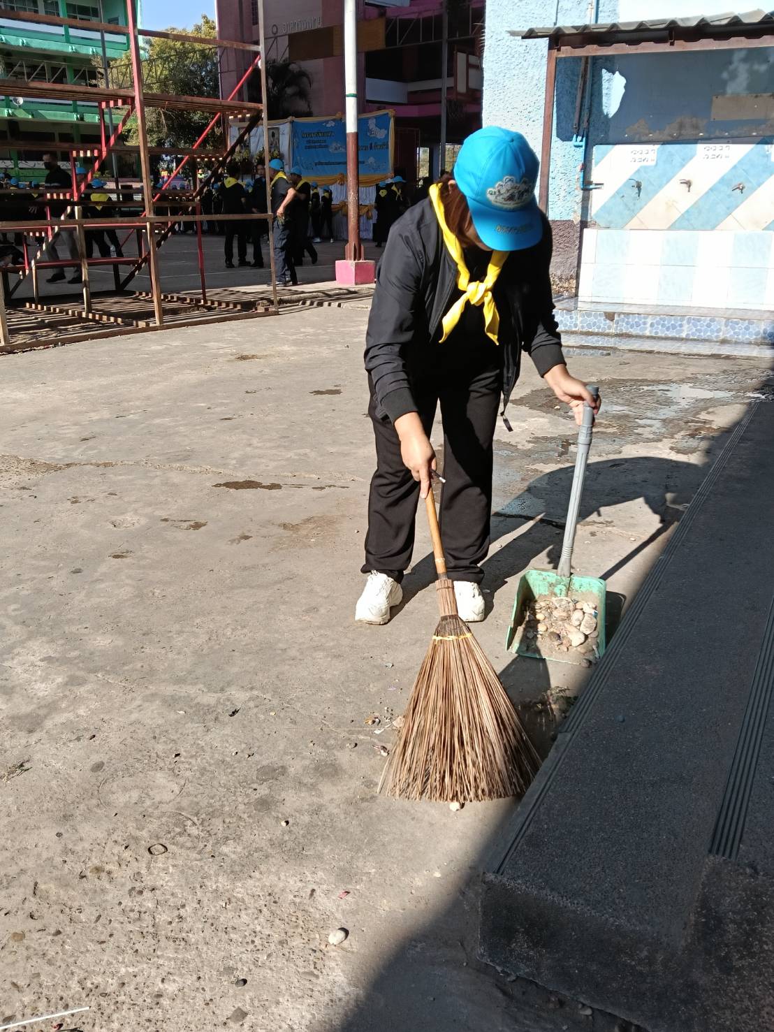 title - ส.ป.ก.มุกดาหาร ร่วมกิจกรรมจิตอาสาพัฒนาวันสำคัญของชาติไทย ณ โรงเรียนทีโอเอวิทยา (เทศบาล 1 วัดคำสายทอง)