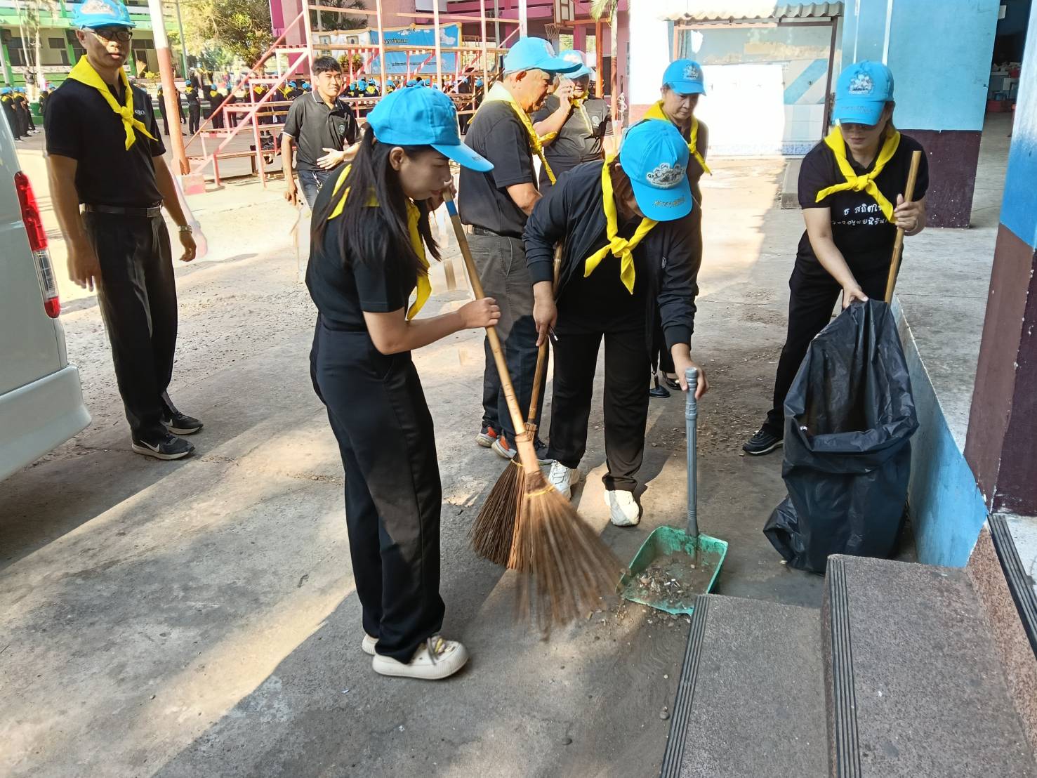 title - ส.ป.ก.มุกดาหาร ร่วมกิจกรรมจิตอาสาพัฒนาวันสำคัญของชาติไทย ณ โรงเรียนทีโอเอวิทยา (เทศบาล 1 วัดคำสายทอง)