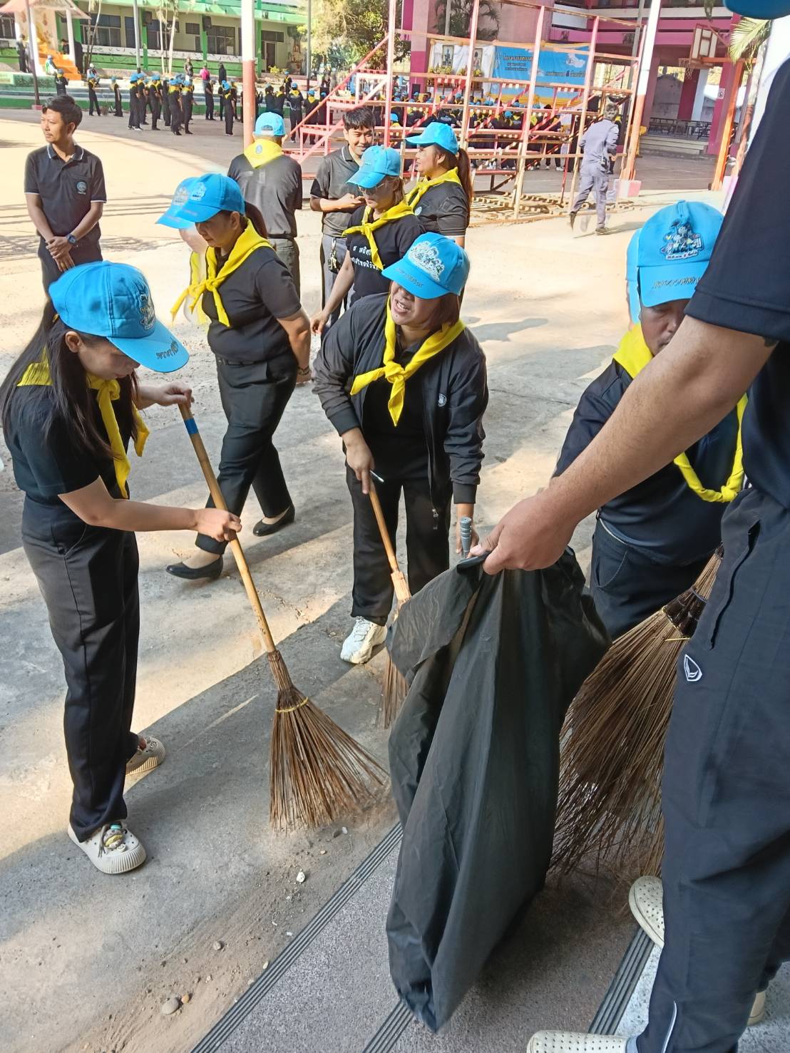 title - ส.ป.ก.มุกดาหาร ร่วมกิจกรรมจิตอาสาพัฒนาวันสำคัญของชาติไทย ณ โรงเรียนทีโอเอวิทยา (เทศบาล 1 วัดคำสายทอง)
