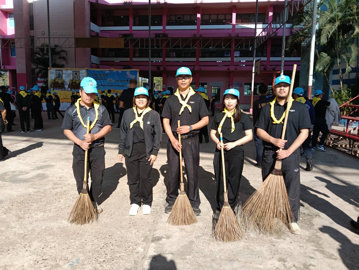 title - ส.ป.ก.มุกดาหาร ร่วมกิจกรรมจิตอาสาพัฒนาวันสำคัญของชาติไทย ณ โรงเรียนทีโอเอวิทยา (เทศบาล 1 วัดคำสายทอง)