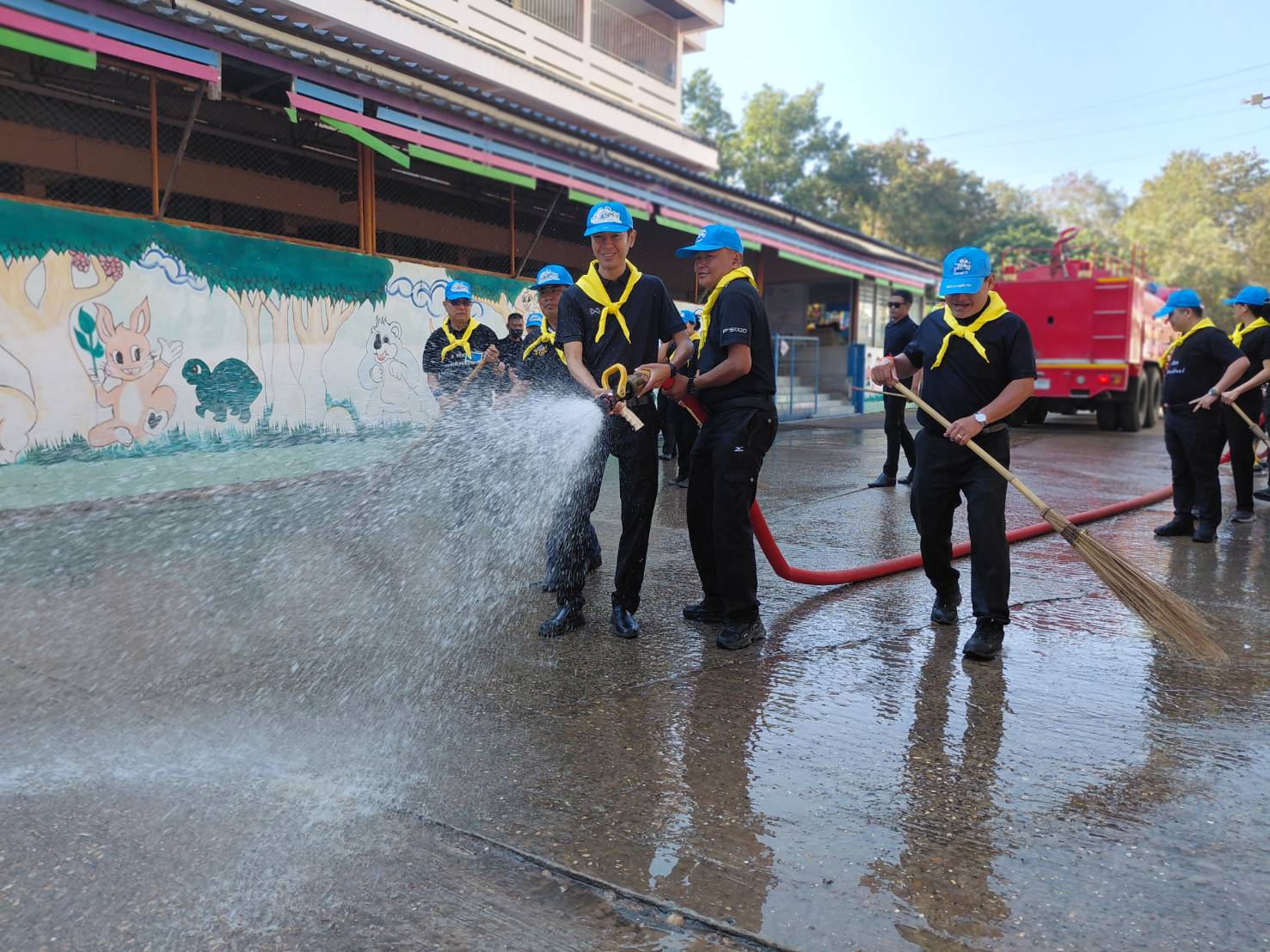 title - ส.ป.ก.มุกดาหาร ร่วมกิจกรรมจิตอาสาพัฒนาวันสำคัญของชาติไทย ณ โรงเรียนทีโอเอวิทยา (เทศบาล 1 วัดคำสายทอง)