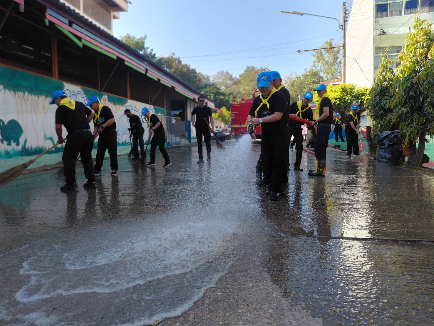 title - ส.ป.ก.มุกดาหาร ร่วมกิจกรรมจิตอาสาพัฒนาวันสำคัญของชาติไทย ณ โรงเรียนทีโอเอวิทยา (เทศบาล 1 วัดคำสายทอง)