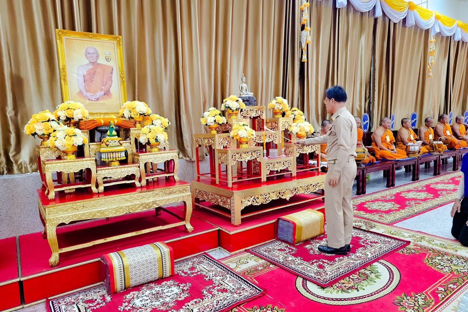 ร่วมพิธีทำบุญตักบาตร ถวายภัตตาหารเพล