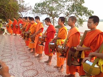 ส.ป.ก.มุกดาหาร ร่วมทำบุญตักบาตรริมฝั่งแมjน้ำโขง เพื่ออนุรักษ์วิถีชุมชนริมฝั่งแม่น้ำโขงและส่งเสริมการท่องเที่ยว