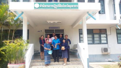 โครงการ หิ้วถุงผ้า นุ่งผ้าไทย ถือปิ่นโต แนวนโยบายของจังหวัดมุกดาหารกับโครงการ “หิ้วถุงผ้า นุ่งผ้าไทย ถือปิ่นโต” เป็นการส่งเสริมการใช้ถุงผ้า นุ่งผ้าไทย และใช้ภาชนะปิ่นโตใส่อาหารนำมารับประทาน เพื่อลดการใช้ถุงพลาสติกและโฟมในชีวิตประจำวัน ถือเป็นก