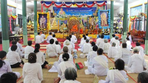 โครงการปฏิบัติธรรมในวันพระ เฉลิมพระเกียรติเนื่องในโอกาสมหามงคลพระราชพิธีบรมราชาภิเษก ณ วัดคำลายทอง  อำเภอเมือง จังหวัดมุกดาหาร