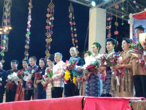 ร่วมเดินแบบผ้าไหม ผ้าพื้นเมืองในงานกาชาดและงานของดีจังหวัดมุกดาหาร