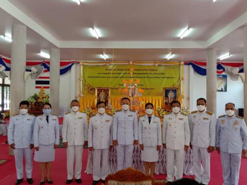 ร่วมพิธีทอดผ้าป่า 