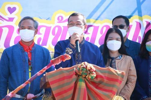 ร่วมเป็นเกียรติในพิธีเปิดงานและร่วมกิจกรรมเก็บเกี่ยวข้าวนาแปลงใหญ่