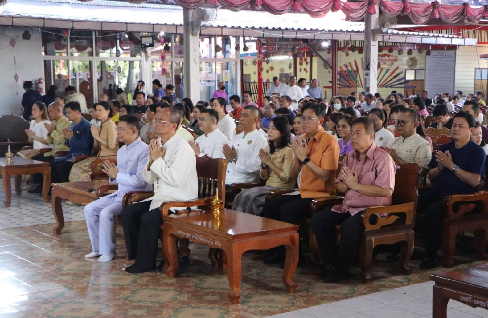 ส.ป.ก. ร่วมกิจกรรมผู้ว่าฯ พาแต่งกายผ้าไทย หิ้วปิ่นโตเข้าวัด 