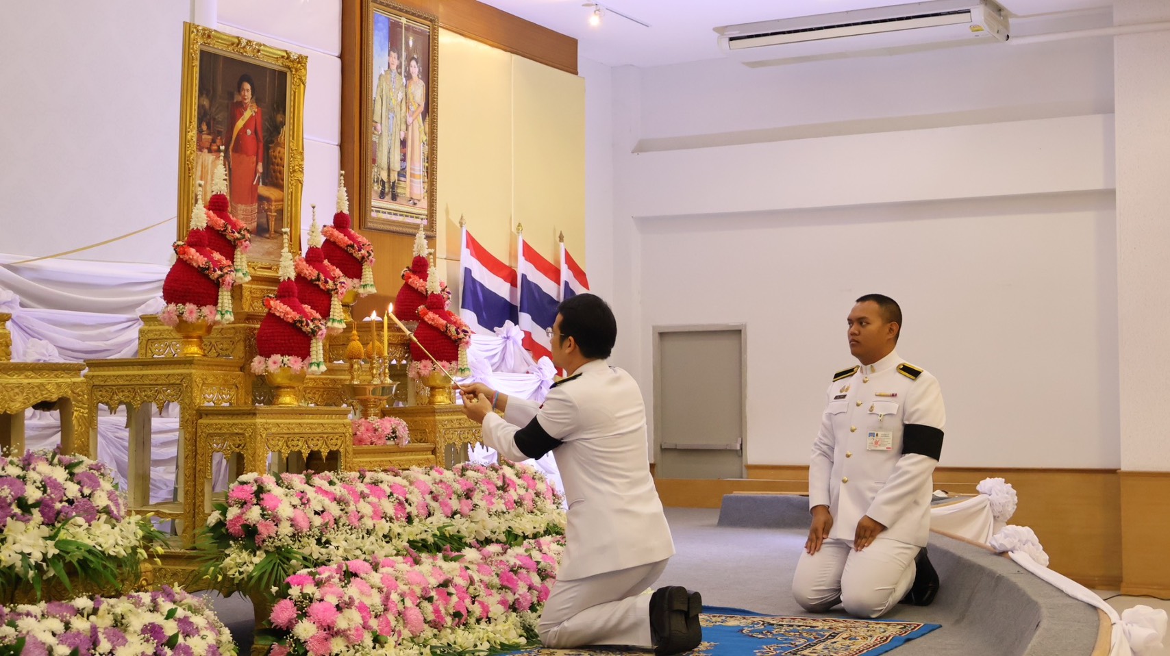 ส.ป.ก.นครนายก พิธีเจริญพระพุทธทำบุญตักบาตร และพิธีวางพานพุ่มดอกไม้สด