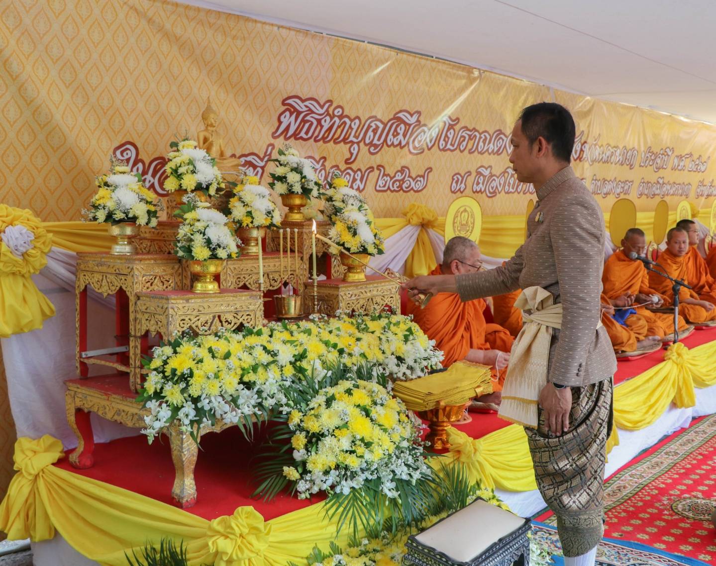 ร่วมกิจกรรมสืบสานประเพณีและพิธีทำบุญเมืองโบราณดงละคร 