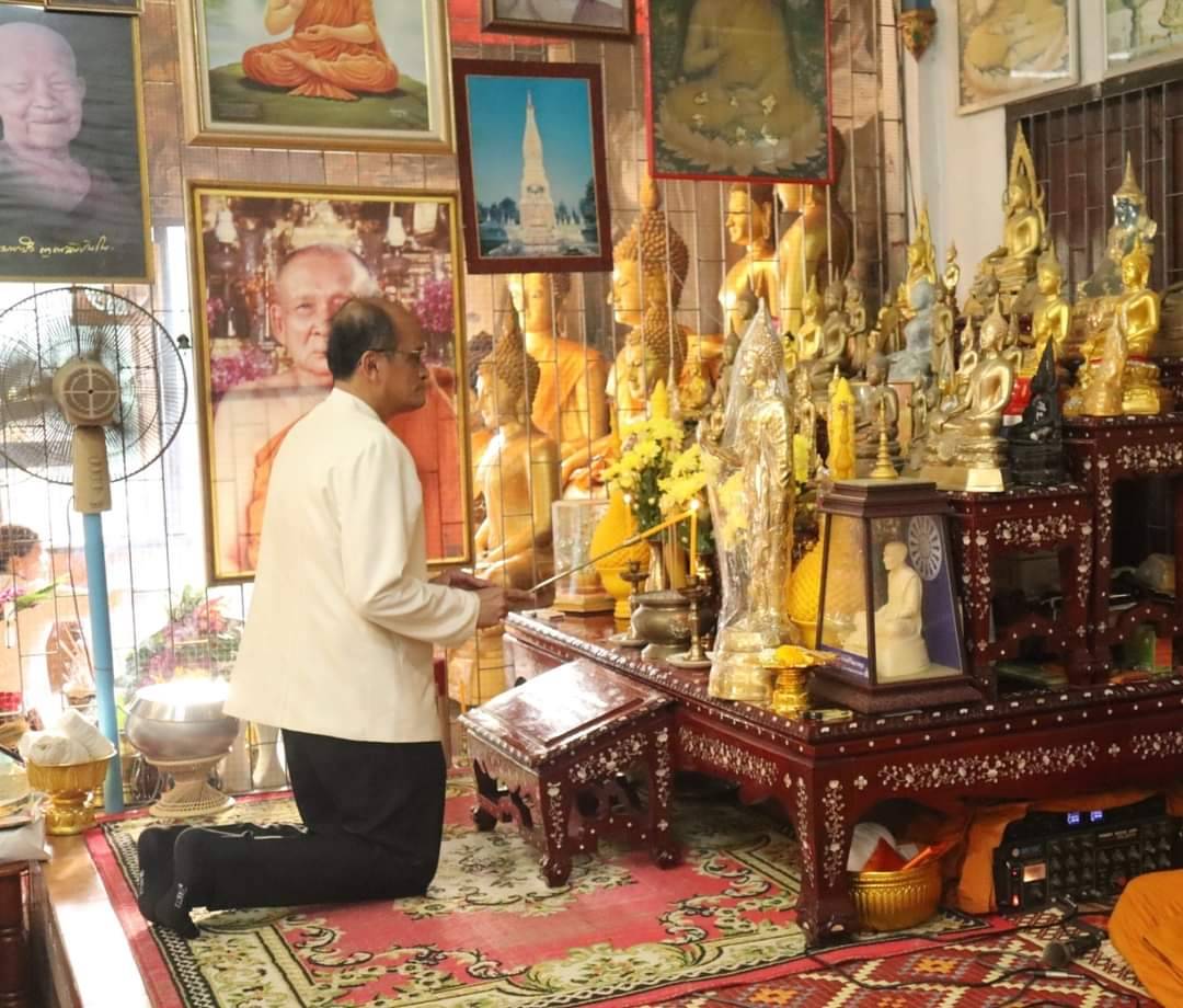ผู้ว่าฯ พาแต่งกายผ้าไทย หิ้วปิ่นโตเข้าวัด 
