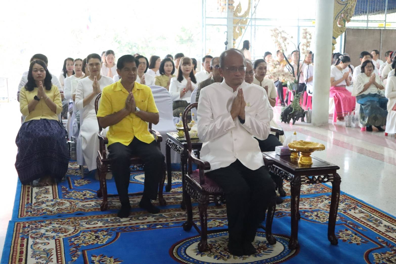ผู้ว่าฯ พาแต่งกายผ้าไทย หิ้วปิ่นโตเข้าวัด           