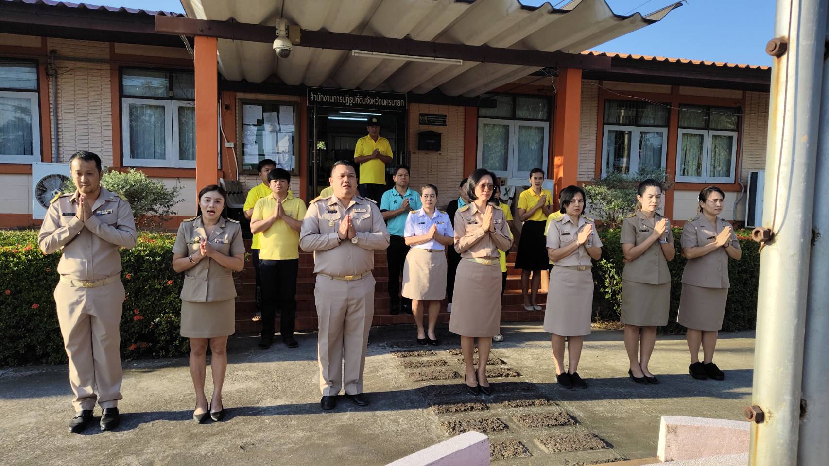 title - กิจกรรมเคารพธงชาติและร้องเพลงชาติไทยสวดมนต์