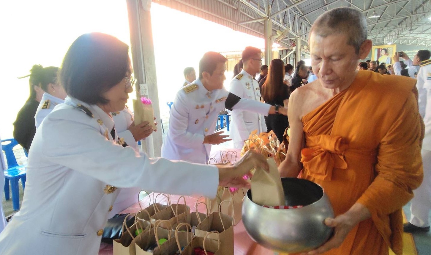 title - ส.ป.ก.นครนายก ร่วมพิธีบำเพ็ญกุศลและทำบุญตักบาตร ในวาระครบ 100 วัน (สตมวาร)