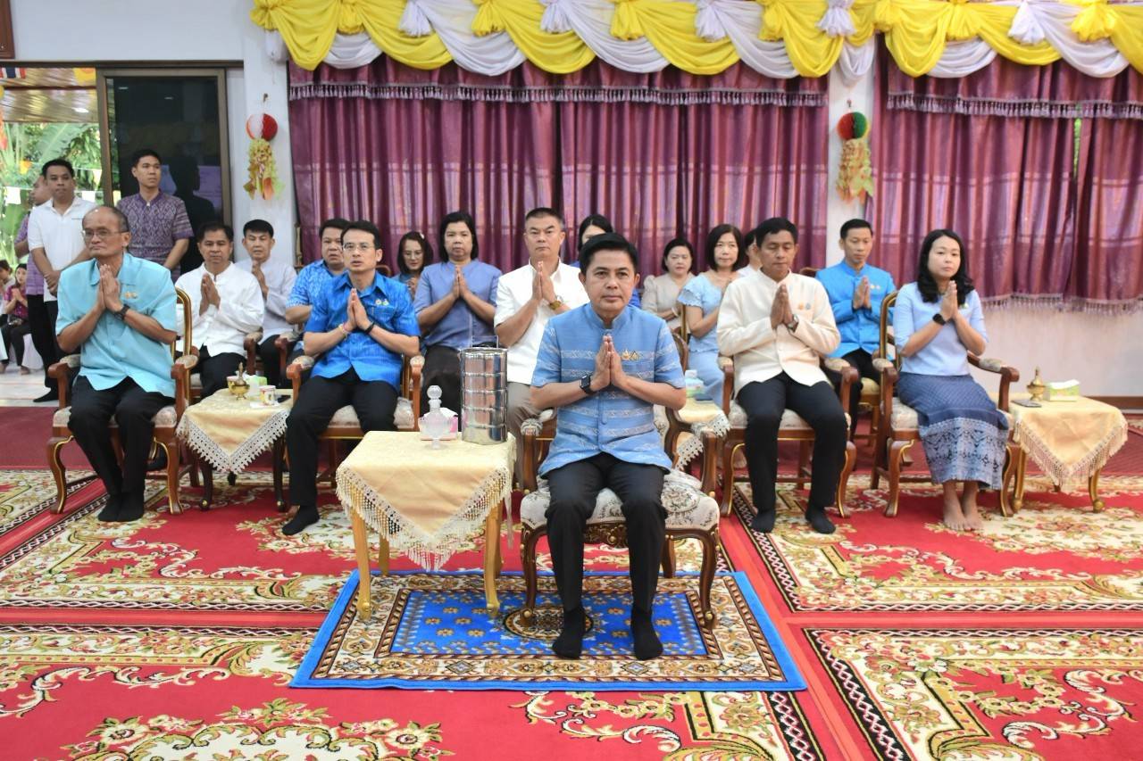 ส.ป.ก.นครนายก ร่วมกิจกรรมผู้ว่าฯ พาแต่งกายผ้าไทย หิ้วปิ่นโตเข้าวัด 