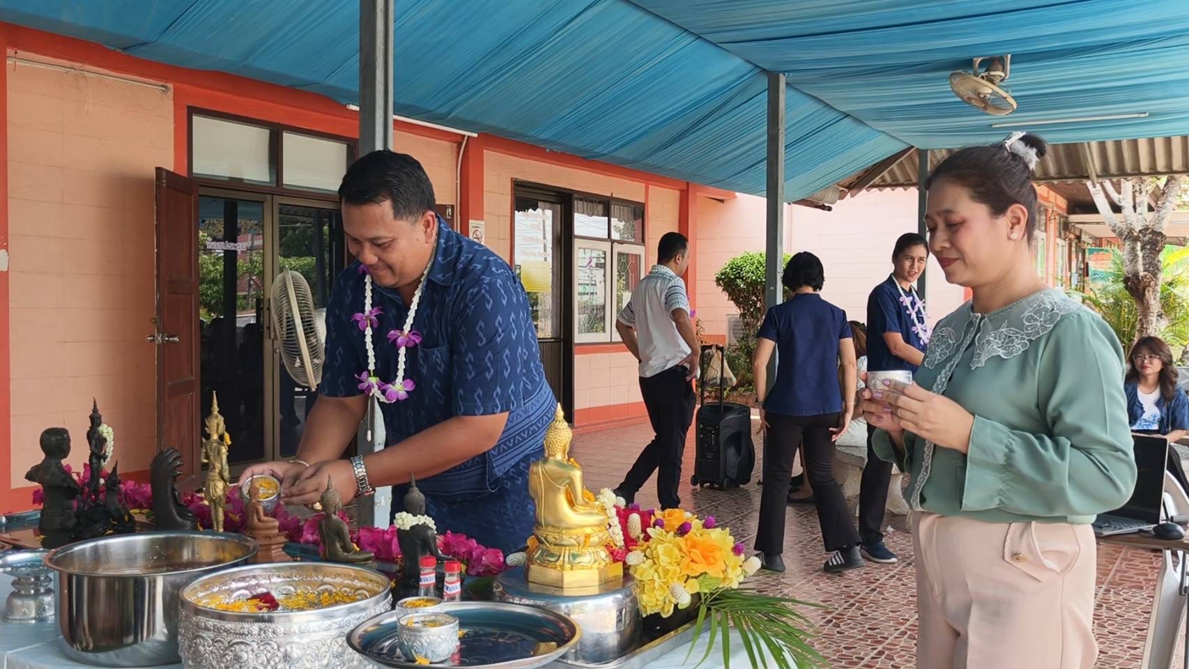 title - ส.ป.ก.นครนายก ร่วมกิจกรรมสรงน้ำพระพุทธรูป และรดน้ำขอพรผู้บริหาร