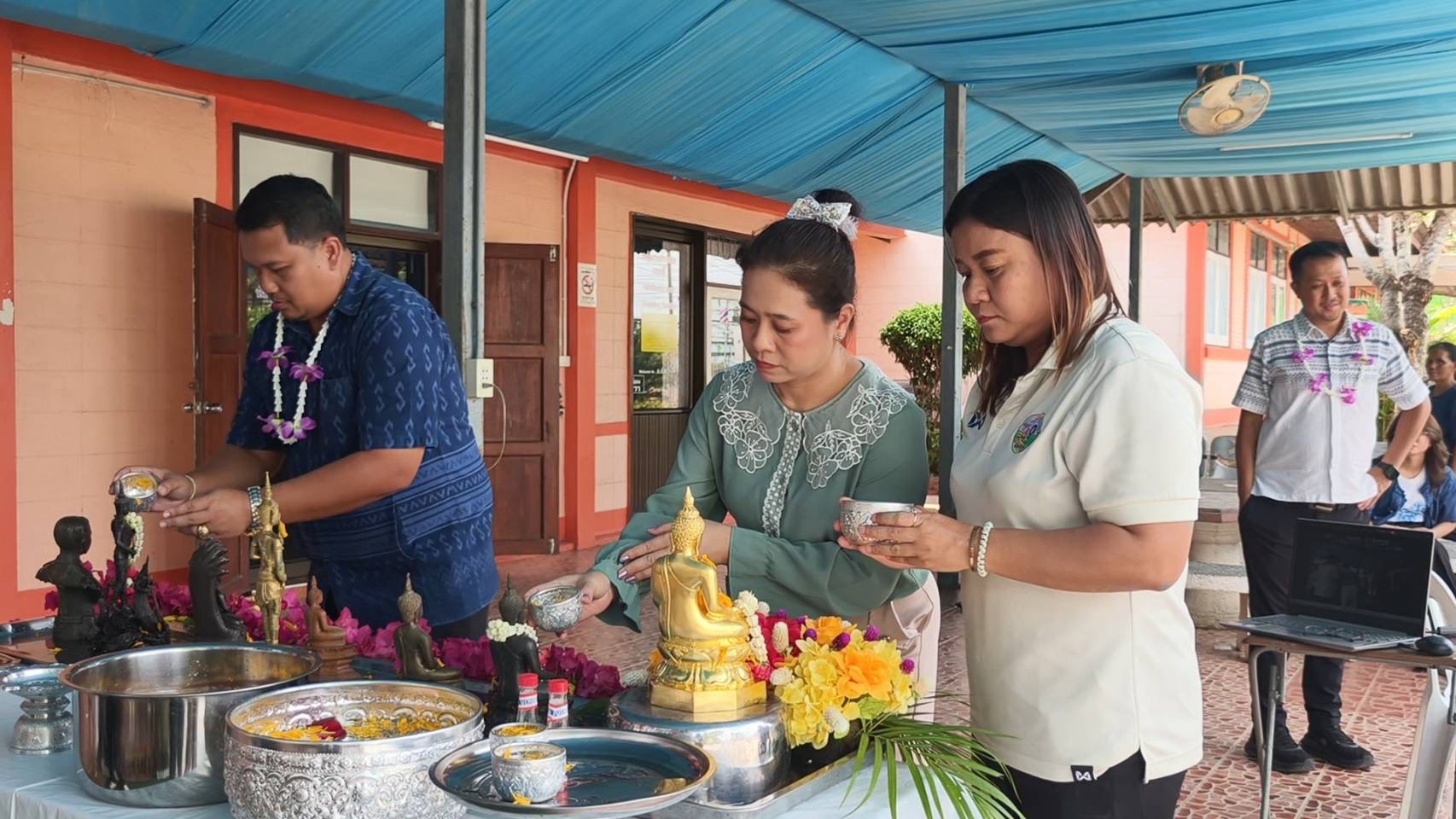 title - ส.ป.ก.นครนายก ร่วมกิจกรรมสรงน้ำพระพุทธรูป และรดน้ำขอพรผู้บริหาร