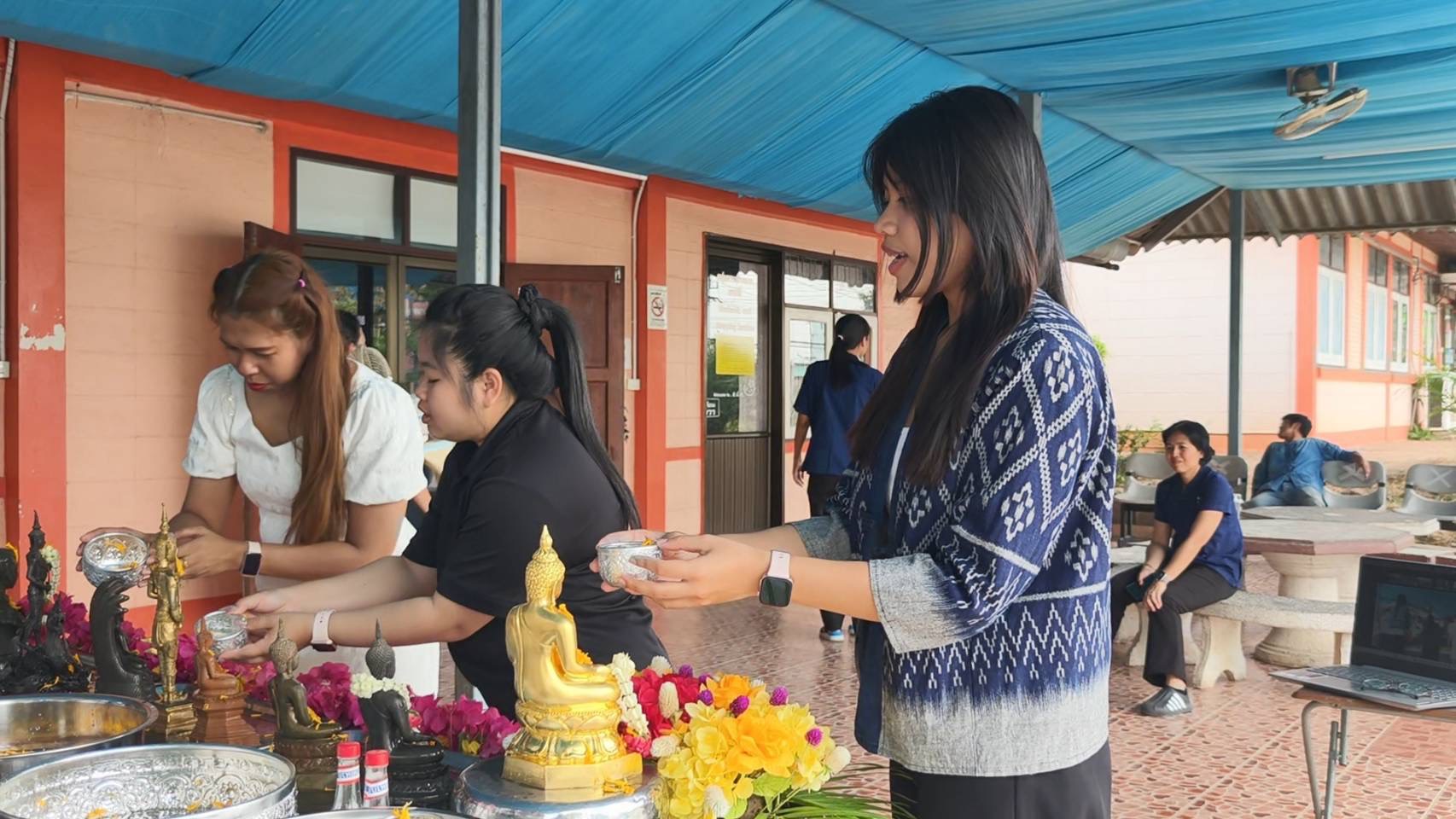 title - ส.ป.ก.นครนายก ร่วมกิจกรรมสรงน้ำพระพุทธรูป และรดน้ำขอพรผู้บริหาร