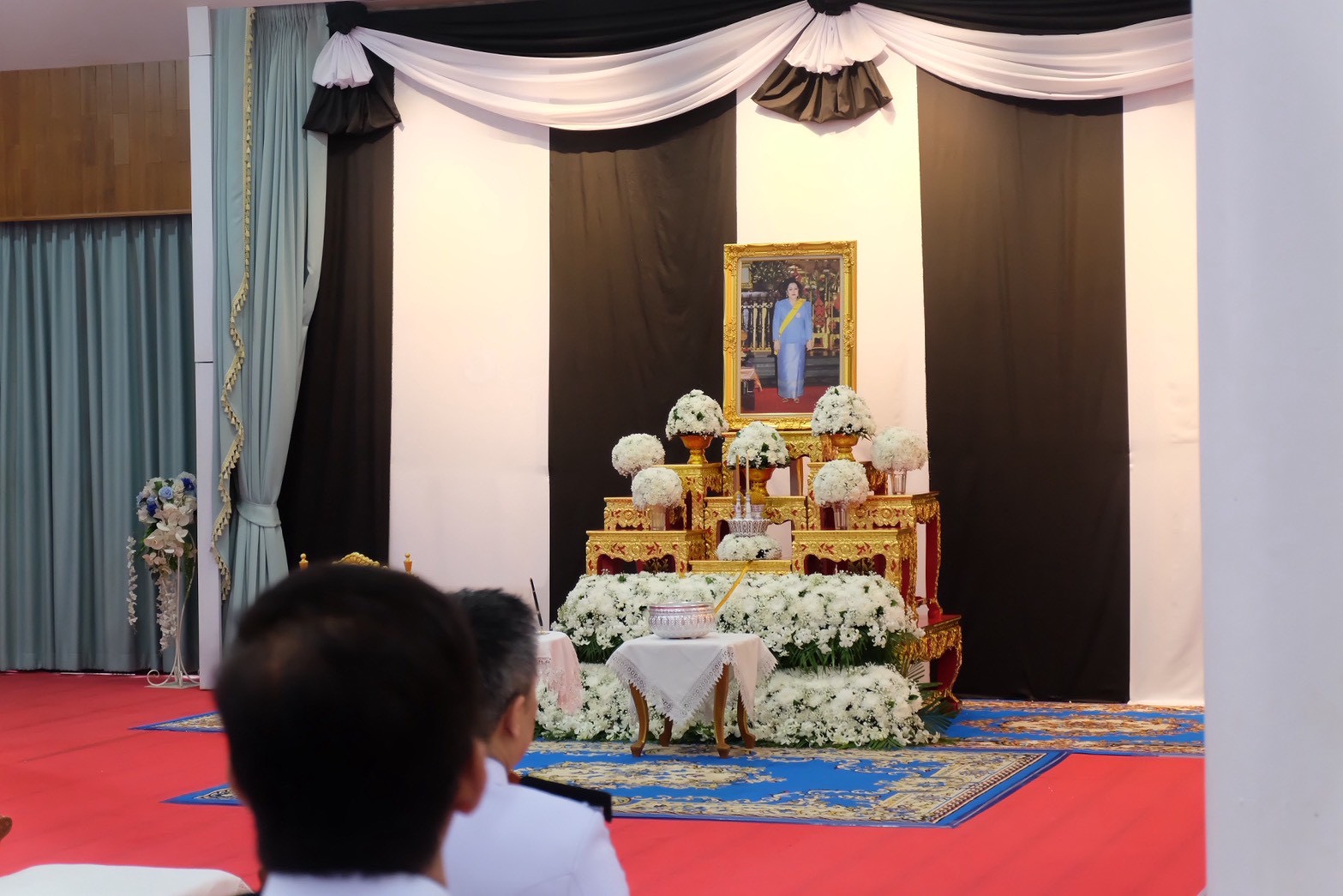 ส.ป.ก.นครนายก ร่วมพิธีสรงน้ำพระบรมศพเบื้องหน้าพระฉายาลักษณ์สมเด็จพระนางเจ้าสิริกิติ์ พระบรมราชินีนาถ พระบรมราชชนนีพันปีหลวง