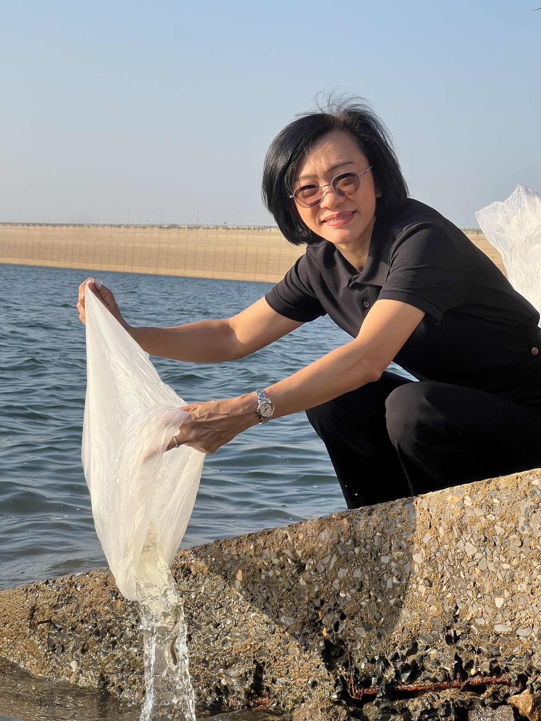 title - ส.ป.ก.นครนายก ร่วมปล่อยพันธุ์สัตว์น้ำ