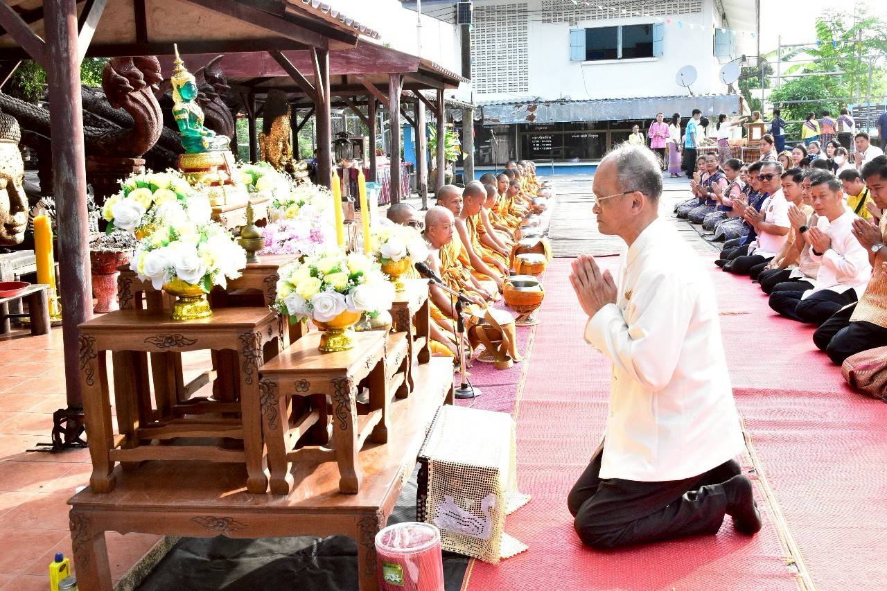 ส.ป.ก.นครนายก ร่วมกิจกรรมผู้ว่าฯ พาแต่งกายผ้าไทย หิ้วปิ่นโตเข้าวัด 