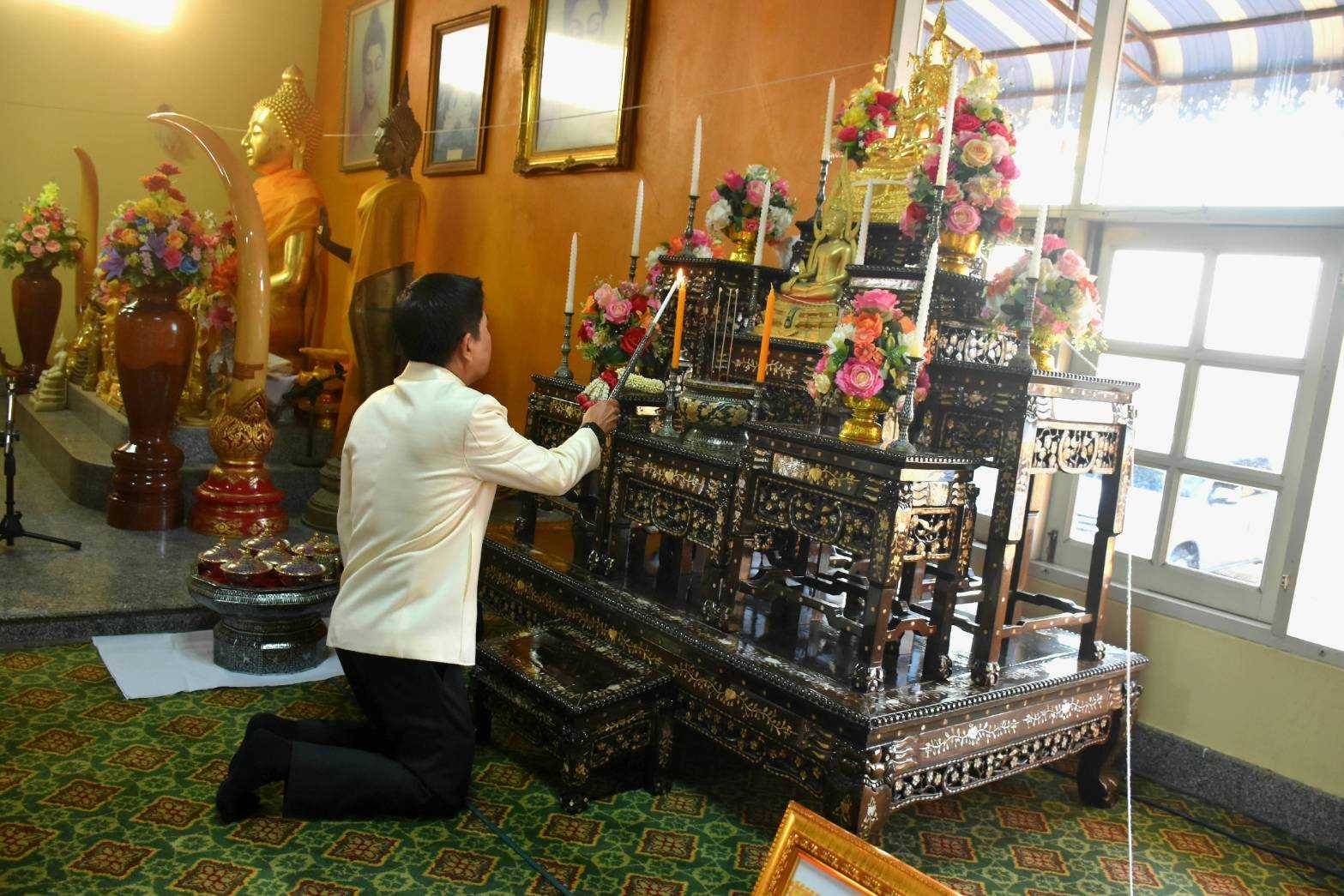 ผู้ว่าฯ พาแต่งกายผ้าไทย หิ้วปิ่นโตเข้าวัด