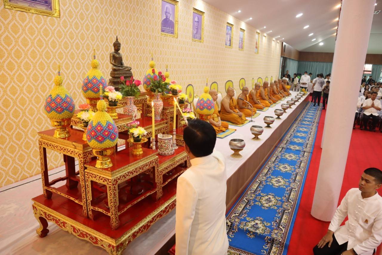 ผู้ว่าฯ พาแต่งกายผ้าไทย หิ้วปิ่นโตเข้าวัด 