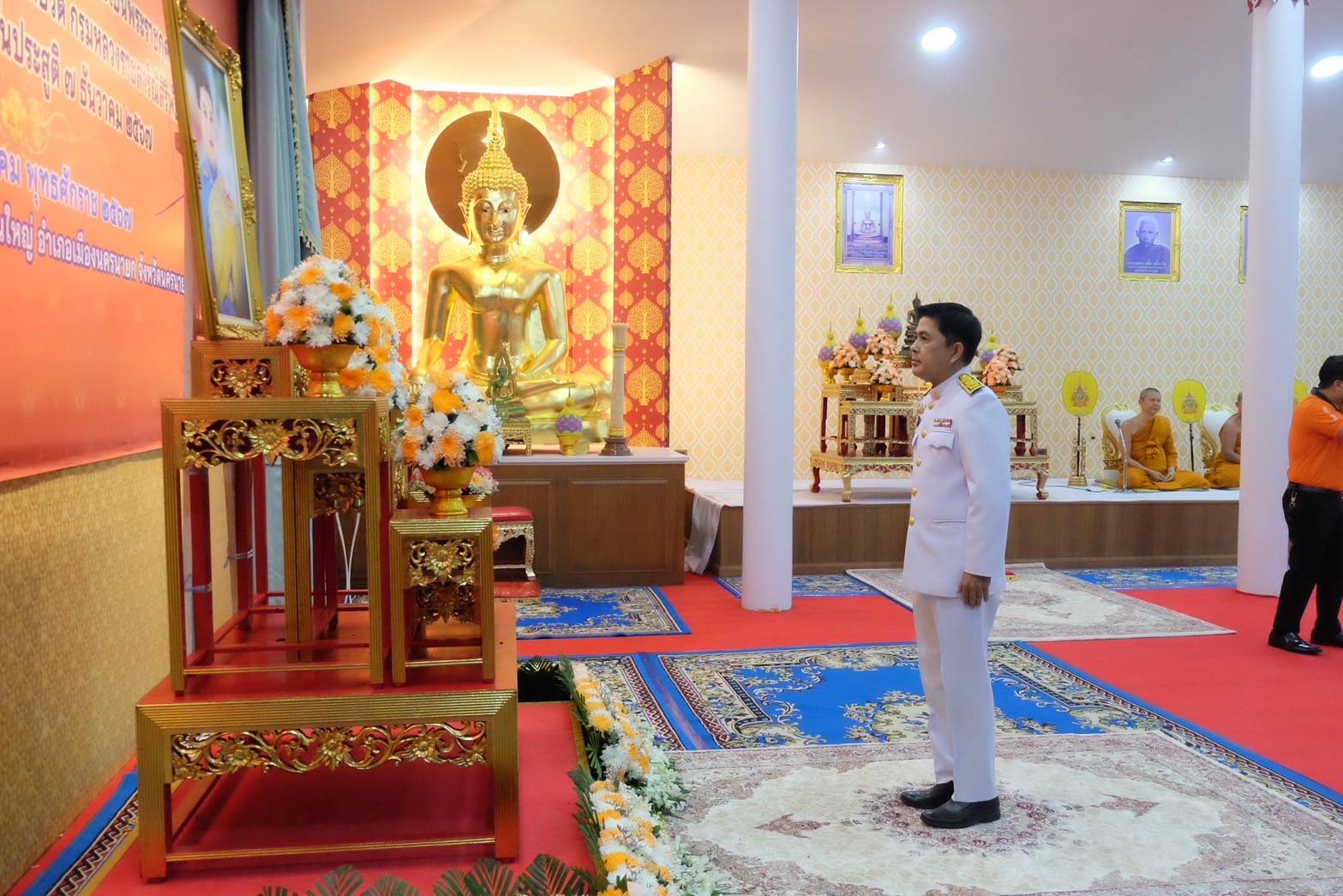 ร่วมพิธีเจริญพระพุทธมนต์ และทำบุญตักบาตร