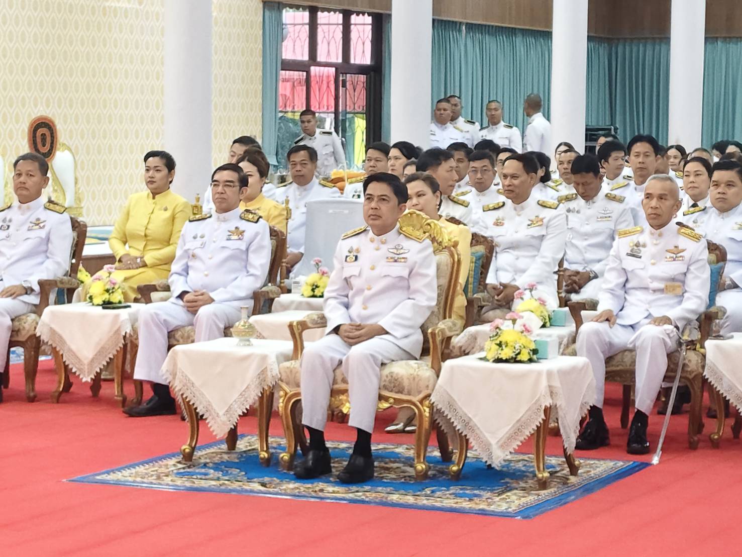 ร่วมพิธีเจริญพระพุทธมนต์ และทำบุญตักบาตรถวายพระราชกุศล