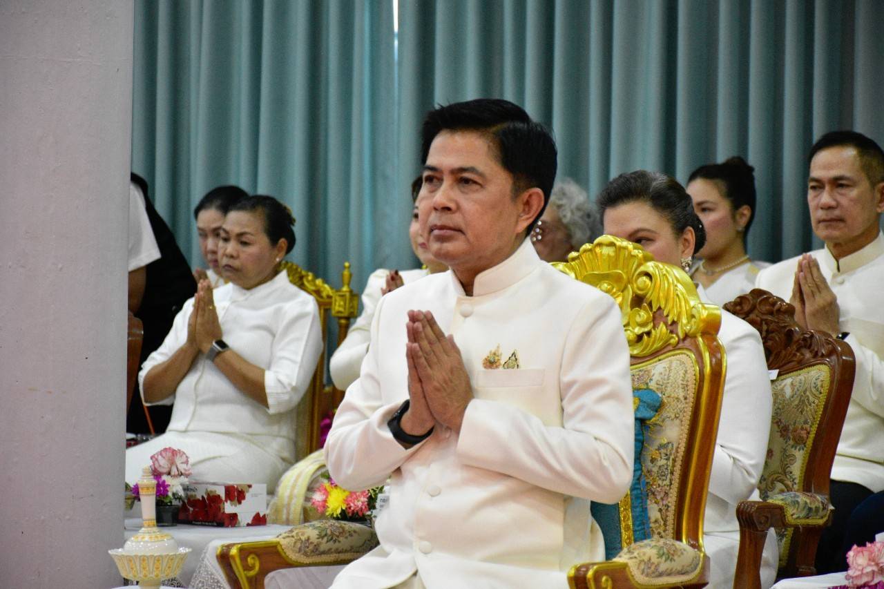 title - ผู้ว่าฯ พาแต่งกายผ้าไทย หิ้วปิ่นโตเข้าวัด 