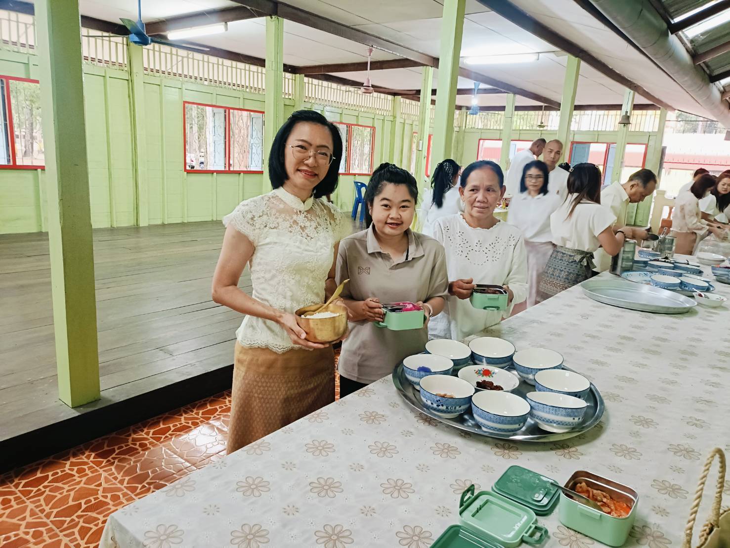 title - ผู้ว่าฯ พาแต่งกายผ้าไทย หิ้วปิ่นโตเข้าวัด 