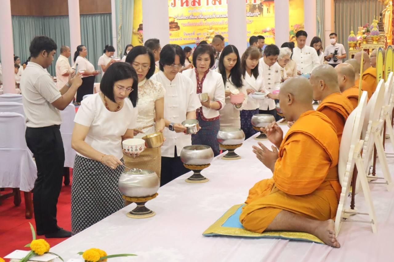 title - ผู้ว่าฯ พาแต่งกายผ้าไทย หิ้วปิ่นโตเข้าวัด 